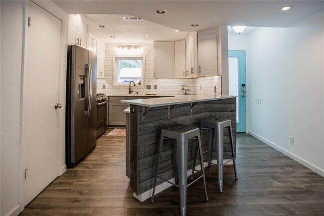 Foto del edificio - 5139 Meadow Creek Dr