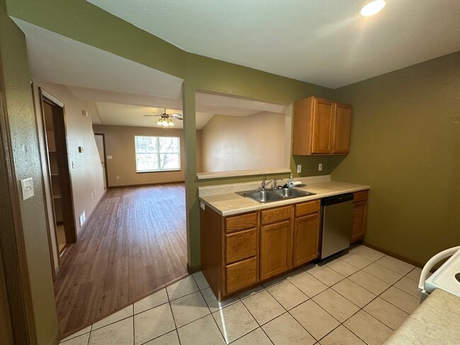 Kitchen - Main Lvl - 3504 Zinnia Dr