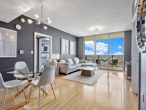 Building Photo - 610 W Las Olas Blvd