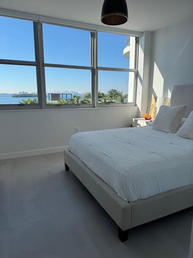 Foto del edificio - 11930 N Bayshore Dr