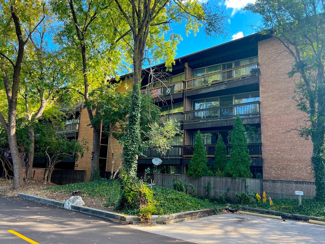 Foto principal - 5500 Hillcrest Ln