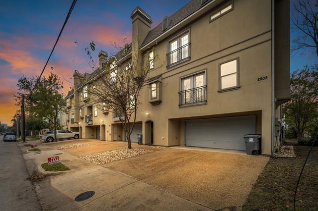 Foto del edificio - 2203 N Carroll Ave