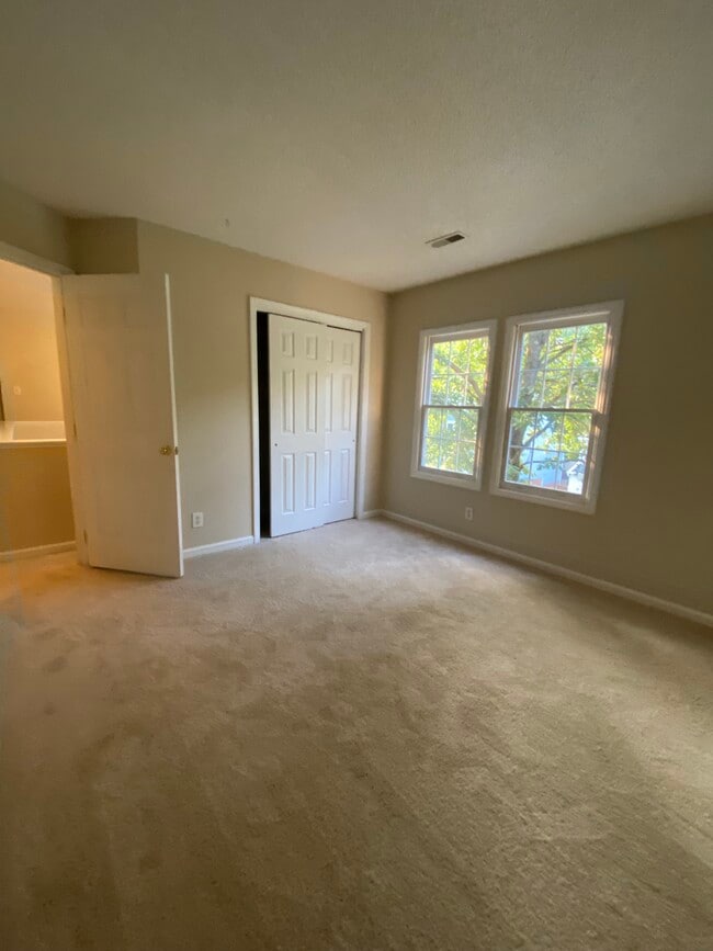 Foto del edificio - 201 Mint Hill Dr