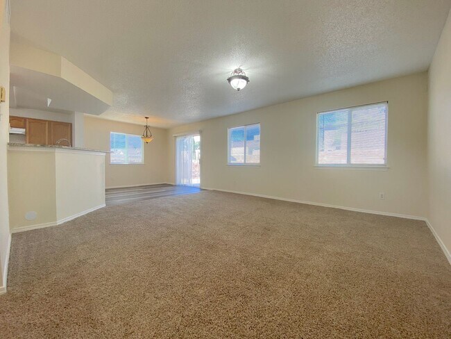 Foto del edificio - 4bed/2bath plus Bonus Loft!