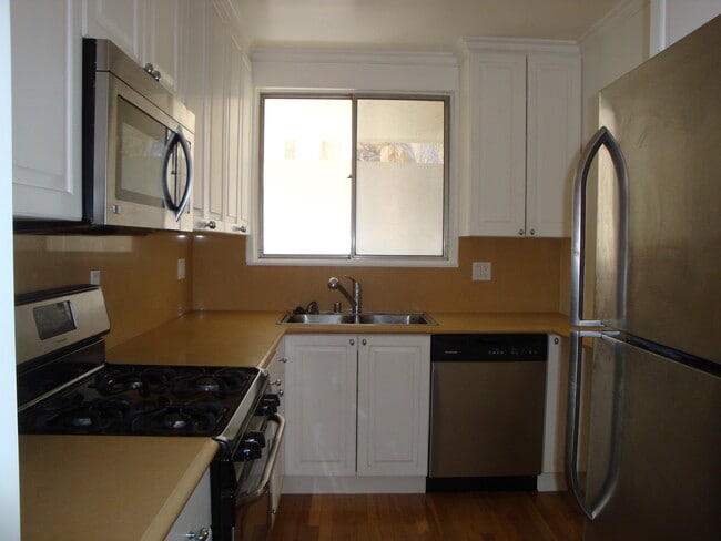 Building Photo - 1538 N Hayworth Ave