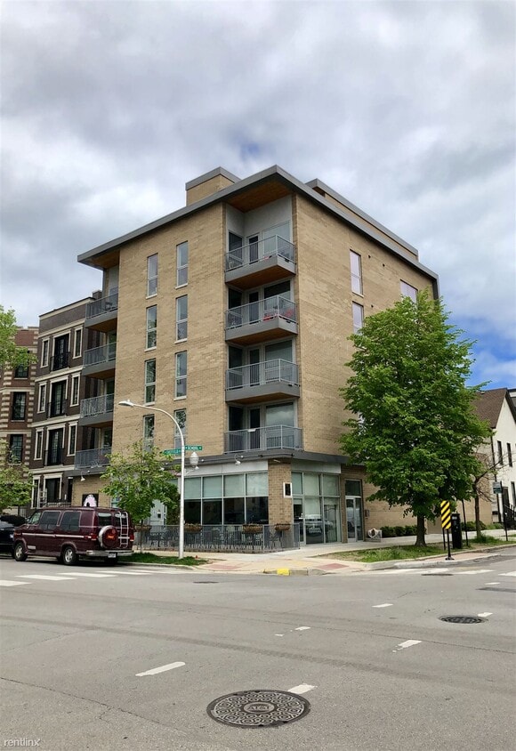 Primary Photo - 3301 N Sheffield Ave