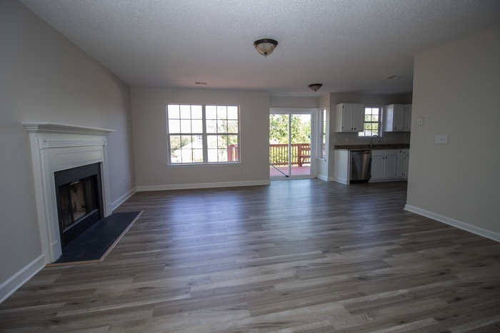 Building Photo - 4 Bedroom, 2.5 Bath in Carriage Oaks - Ava...