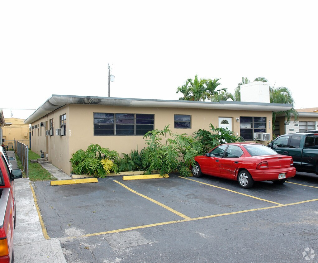 Primary Photo - 700 NE 6th St