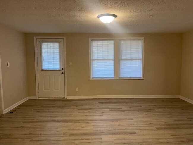 Building Photo - Newly remodeled 2 bed 1 bath with 1 car ga...