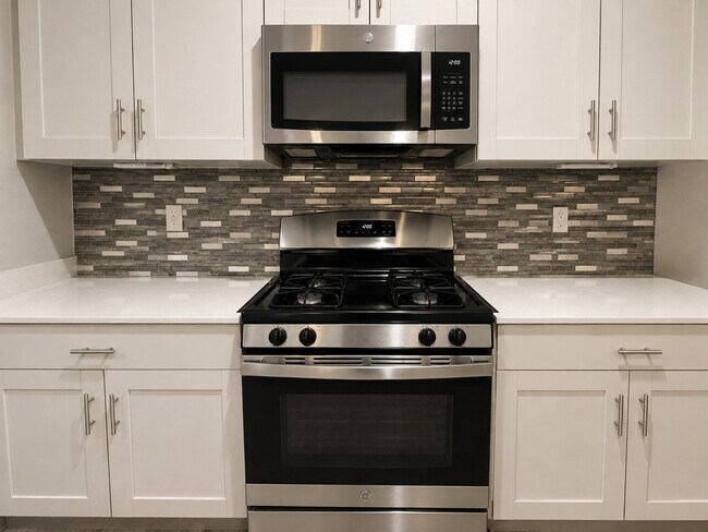 Building Photo - Gorgeous 4 bed 2.5 bath two story home with a fenced yard.