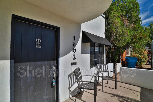 Foto del edificio - 1802 N Laurel Ave