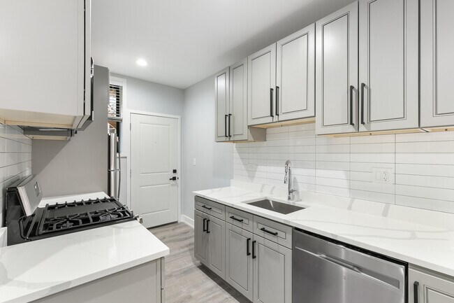 Building Photo - 7740 N Eastlake Terrace