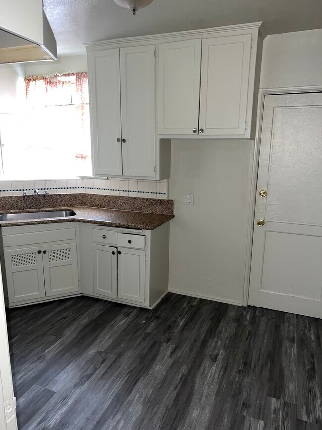 Kitchen - 1536 Meadowbrook Ave
