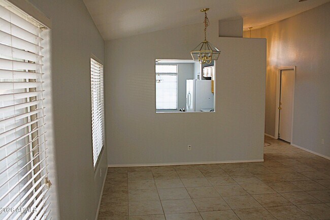Foto del edificio - 13232 W Desert Ln