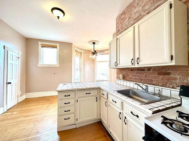 Foto del edificio - AVAILABLE SEPTEMBER - Charming 1 Bed 1 Bat...