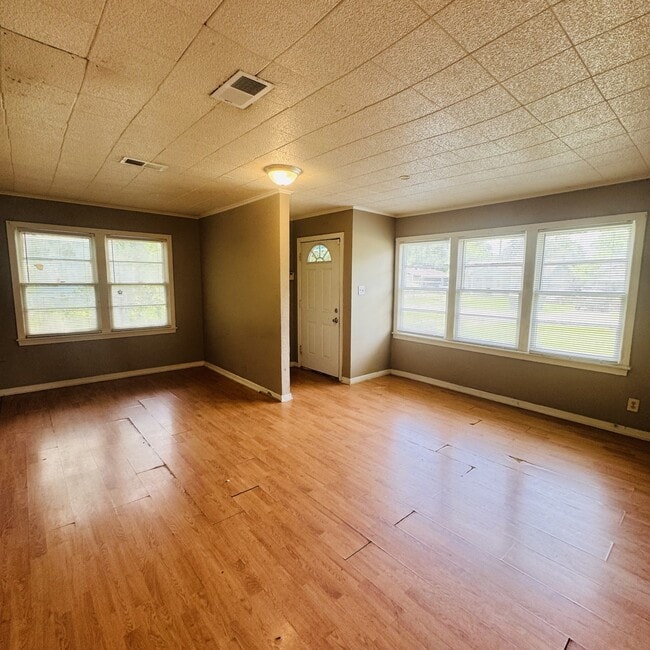 Building Photo - 2355 N Lynwood Dr