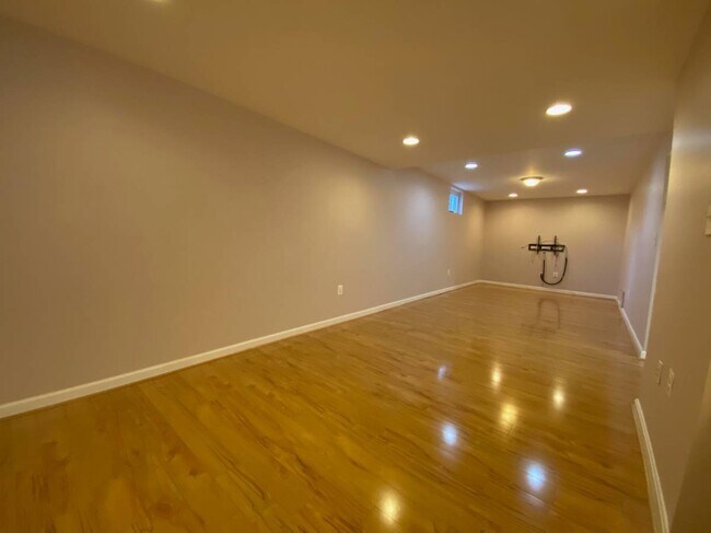 Amplio sótano perfecto para una sala de juegos o un cine en casa. - 1815 CRANBERRY LN