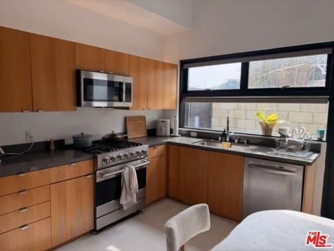 Foto del edificio - 815 Hampton Dr