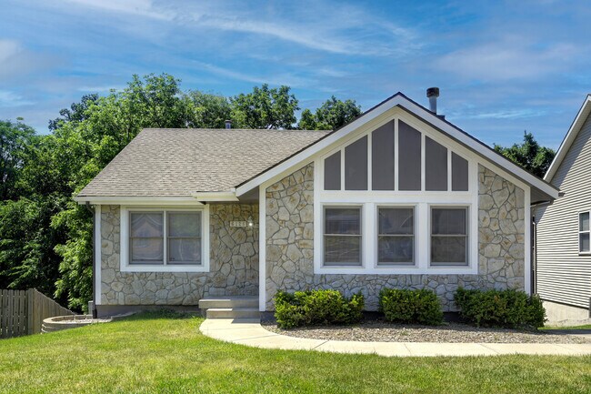 Foto del edificio - 6128 N Coventry Ave