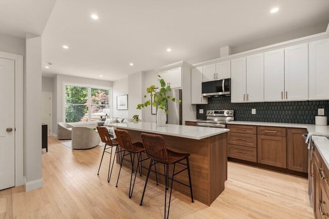 Foto del edificio - 587 E Broadway