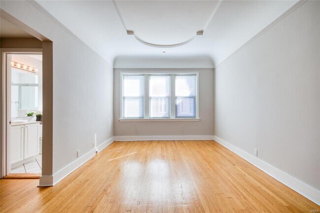 Foto del edificio - 7739 Kingsbury Blvd