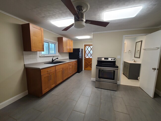 Kitchen - 68 Hillside St