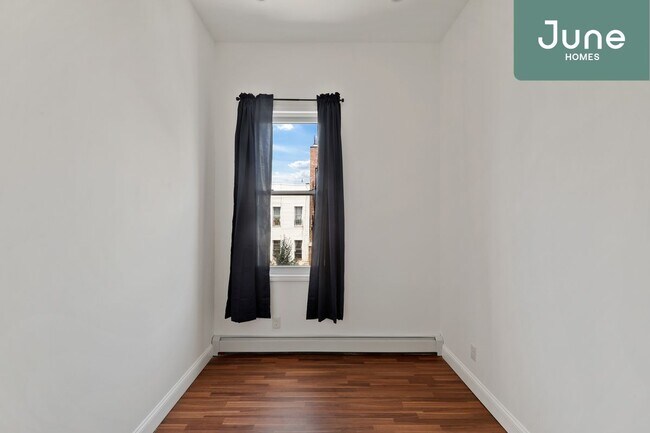 Building Photo - ROOM ONLY in 4-bed/1.0-bath Home