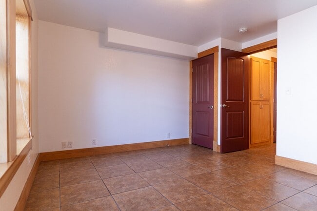 Building Photo - 3-bedroom 2 bath House $2,495