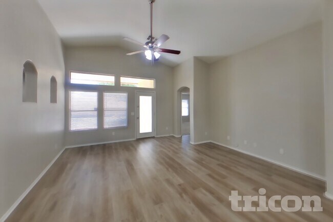 Foto del edificio - 8529 W Hughes Dr