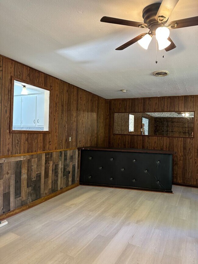 Building Photo - 588 Queen Park Cir