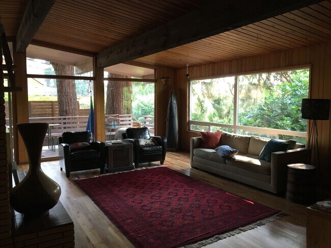 Foto del edificio - 3240 NW Elmwood Dr