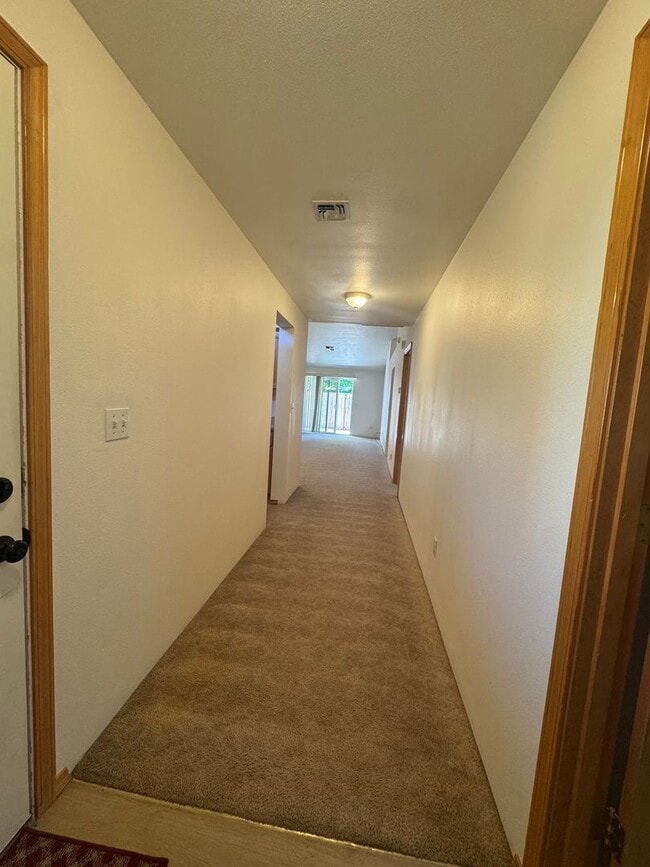 Building Photo - 2 bedroom 2 bath duplex for rent in Grants  Pass