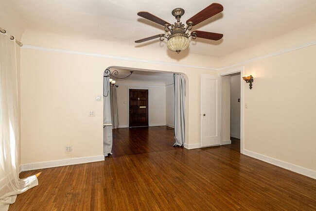 Foto del edificio - Warm & Welcoming Home Near Melrose with Room to Live, Work & Create