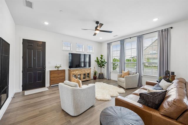 Foto del edificio - 7035 Granbury Ln