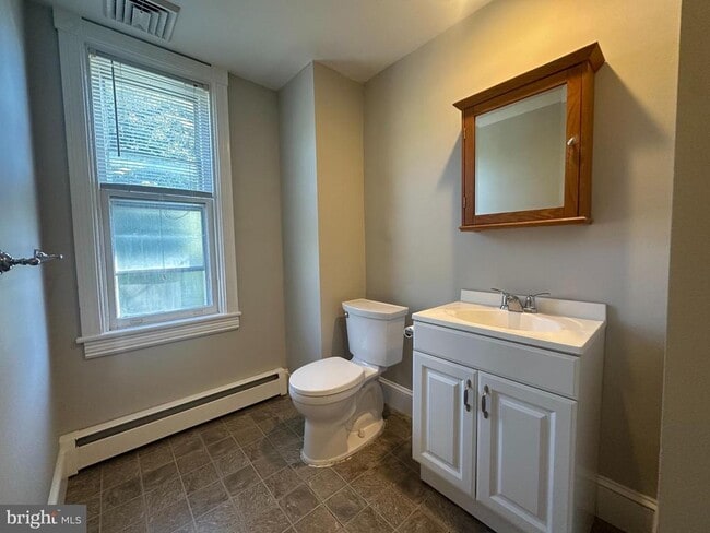 Building Photo - 165 S Main St