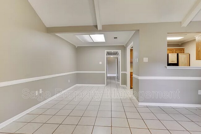 Foto del edificio - 5365 Sleepy Hollow Dr
