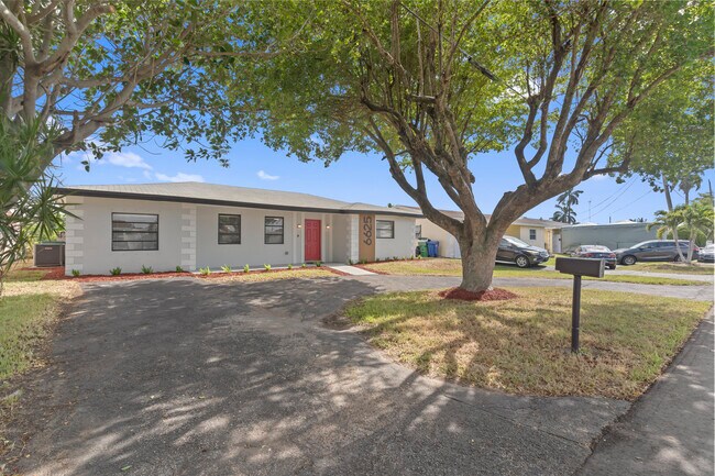 Building Photo - 6625 Boxwood Dr