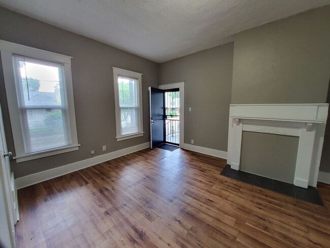 Photo - 925 S Cox St Townhome