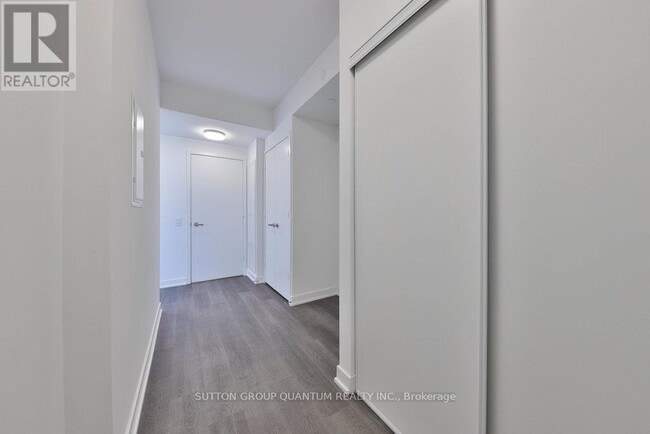 Photo du bâtiment - 3900-3900 Confederation Pkwy
