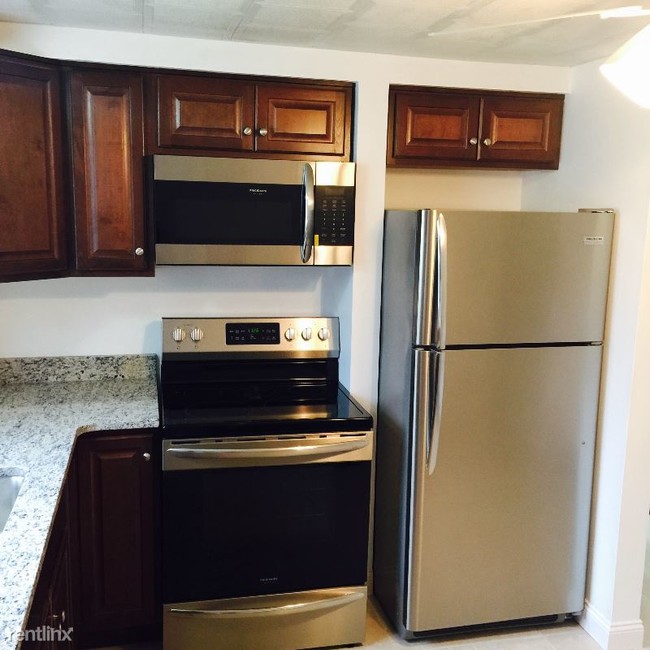 Building Photo - 3 br, 1.5 bath Apartment - 177 Sunshine
