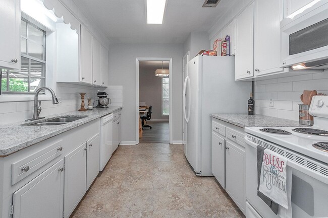 Foto del edificio - 714 Huntindon Rd