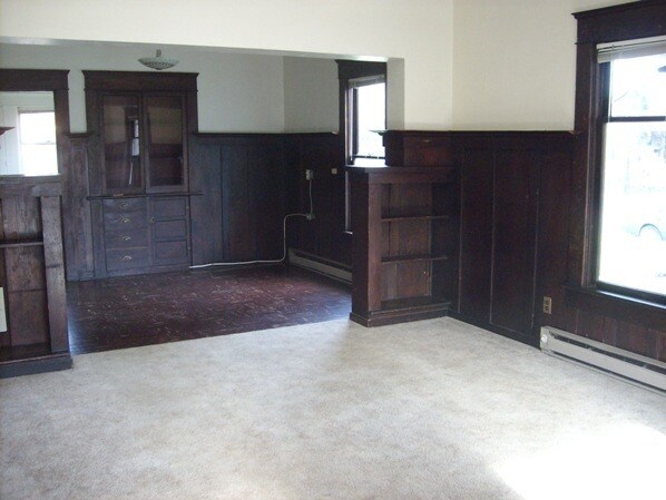 Foto del edificio - Vintage home on bus line with detached garage