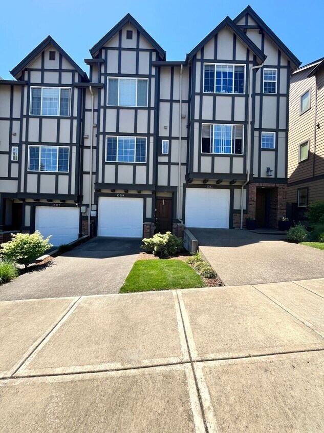 Primary Photo - Cute Townhouse near Progress Ridge