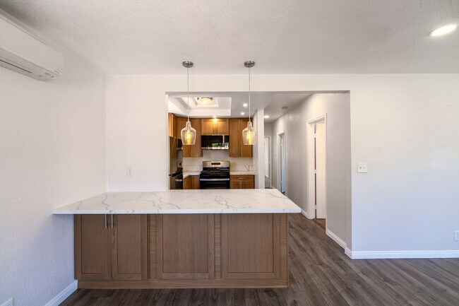 Foto del edificio - Beautifully updated 2 bed, 2 bath single-family home in Logan Heights