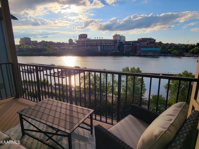 Photo - 445 W Blount Ave Apartment