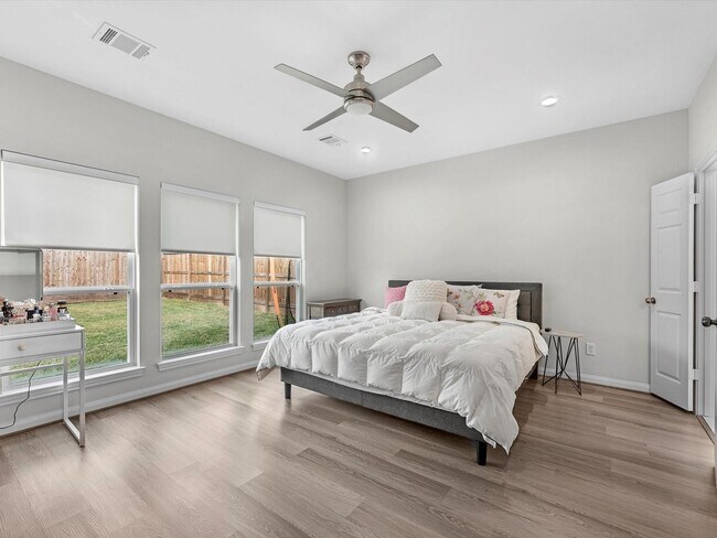 Foto del edificio - 8407 James Franklin St