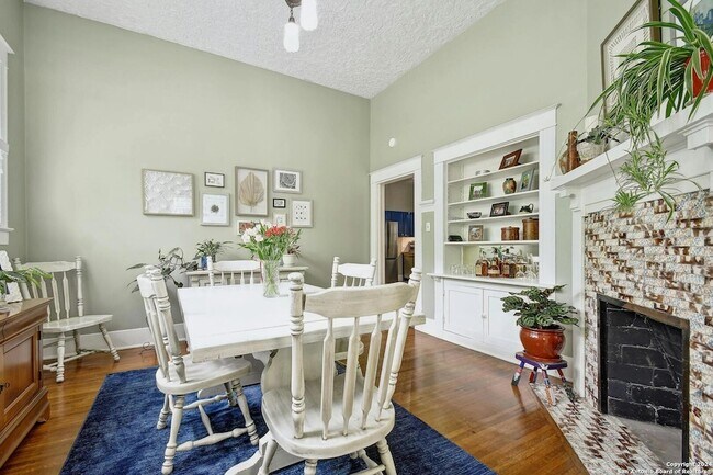 Foto del edificio - 293 Post Avenue Unit 1