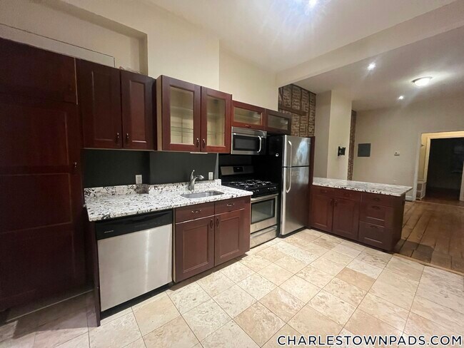 Building Photo - 28 Parker St