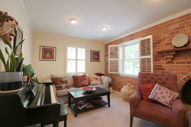 Foto del edificio - Beautifully maintained 4 bedroom, 2.5 bath Colonial!