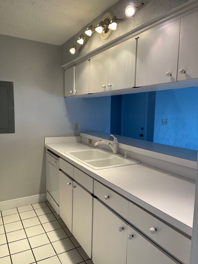 Foto del edificio - Charming and Spacious 1-Bedroom, 1-Bath Condo in the Highly Desirable Grenelefe Community!